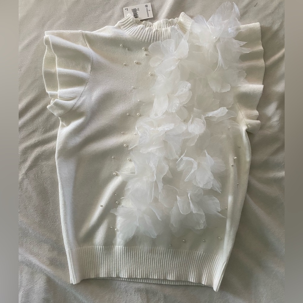 NWT 3D fabric floral knit blouse with flutter sleeves. Pearl embellished